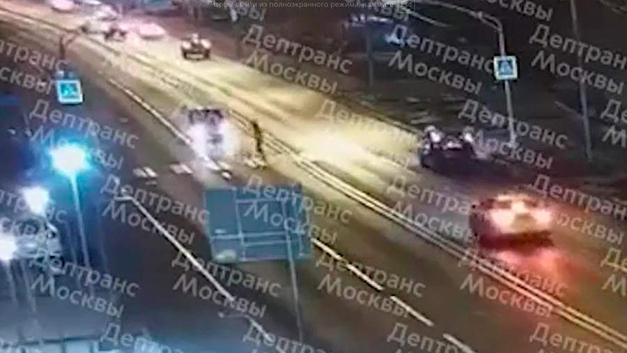 Автомобиль сбил мужчину на пешеходном переходе в Москве<br />
