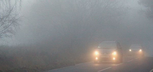ГИБДД призвали водителей быть осторожнее на дорогах в туман