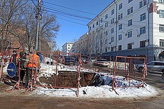 Кроссовер провалился в котлован на улице Герасимова в Хабаровске