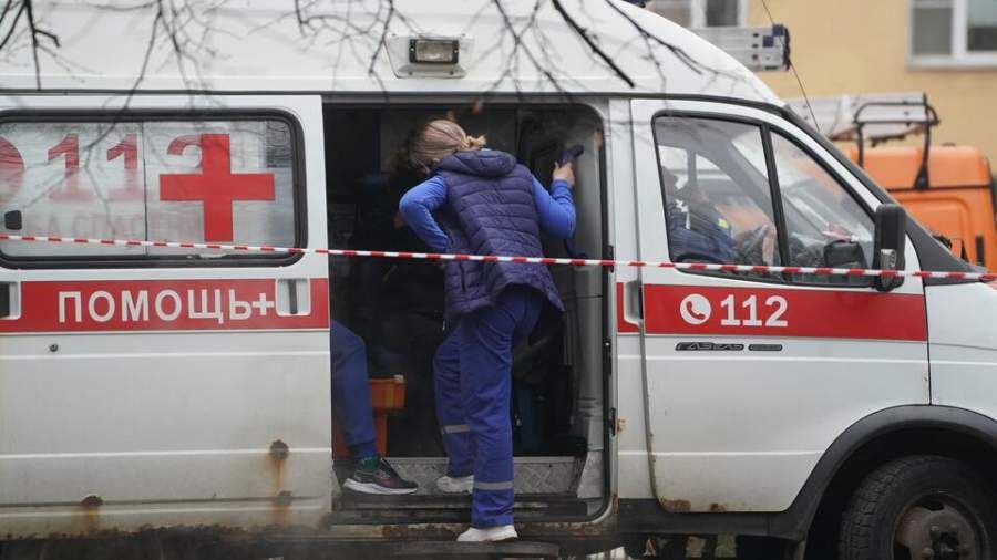 Машина скорой помощи и пассажирский автобус столкнулись на Сахалине<br />
