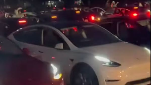 Машины Tesla устроили световое шоу под песню, получившую «Оскар»