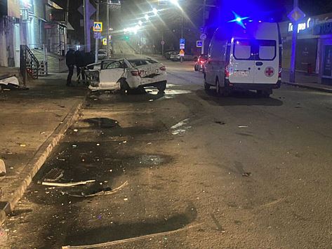 Ночью в центре Саратова в ДТП со столбом погиб водитель «Лады» и пострадали трое