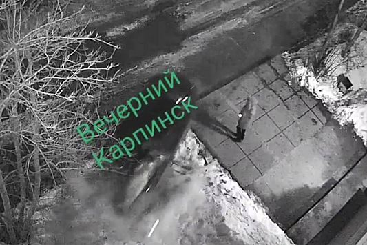 Пьяный россиянин сбил мужчину вместе со скамейкой и попал на видео