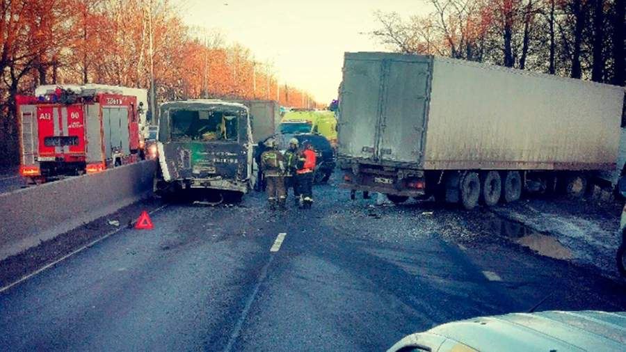 Появилось видео с места столкновения фуры с автомобилями на Московском шоссе<br />
