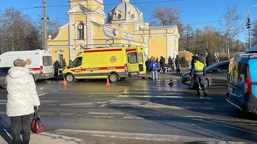 Шесть человек пострадали при наезде микроавтобуса на остановку в Петербурге<br />
