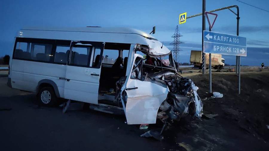 Шесть человек пострадали в ДТП с автобусом и грузовиком под Калугой<br />

