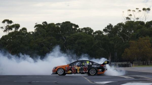 Валттери Боттас протестировал Holden Commodore VF серии V8 Supercar. Видео