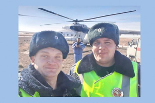 В Алтайском крае экипаж Госавтоинспекции оказал помощь в срочной транспортировке больного в медицинский вертолет