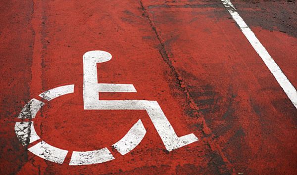 В Новосибирске ГИБДД проверит доступность парковочных мест для инвалидов