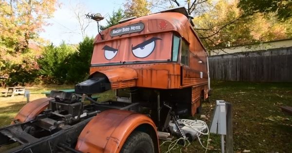 В США построили отель Angry Birds из старого дома на колесах