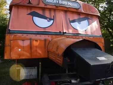 В США построили отель Angry Birds из старого дома на колесах
