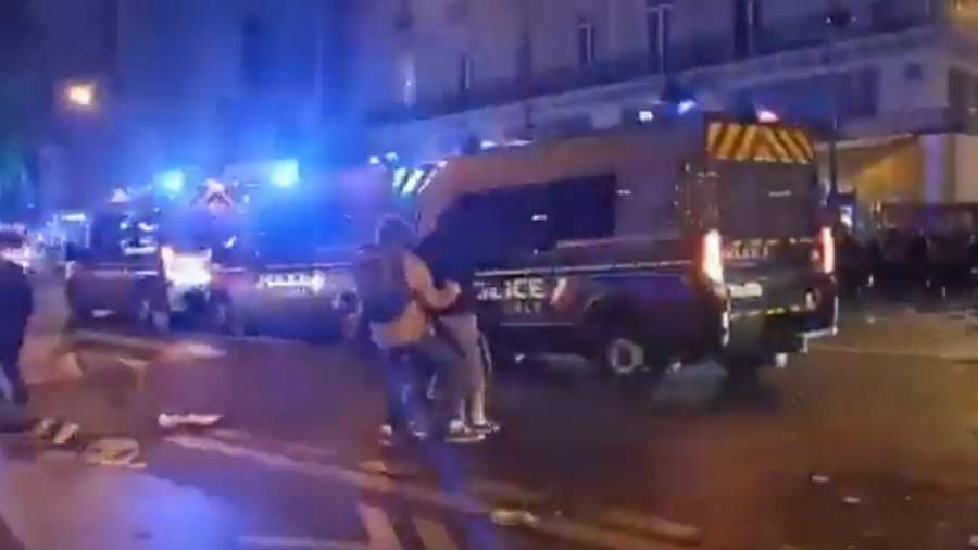 Во Франции во время протестов столкнулись три полицейские машины<br />
