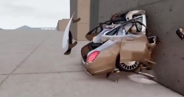 На видео смоделировали краш-тест Mercedes на скорости 300 км/ч